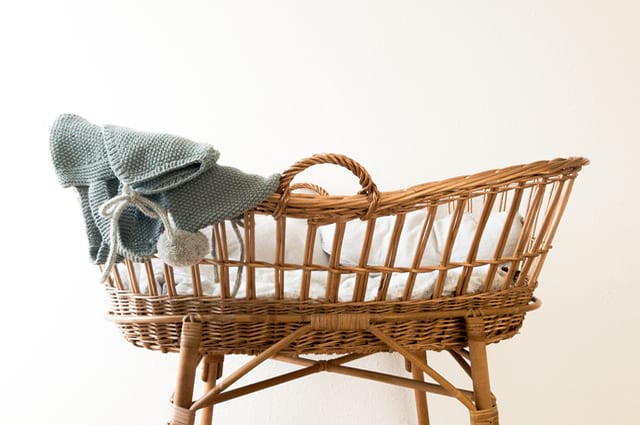 10 de los Mejores Moisés para Recién Nacidos, a brown bassinet.